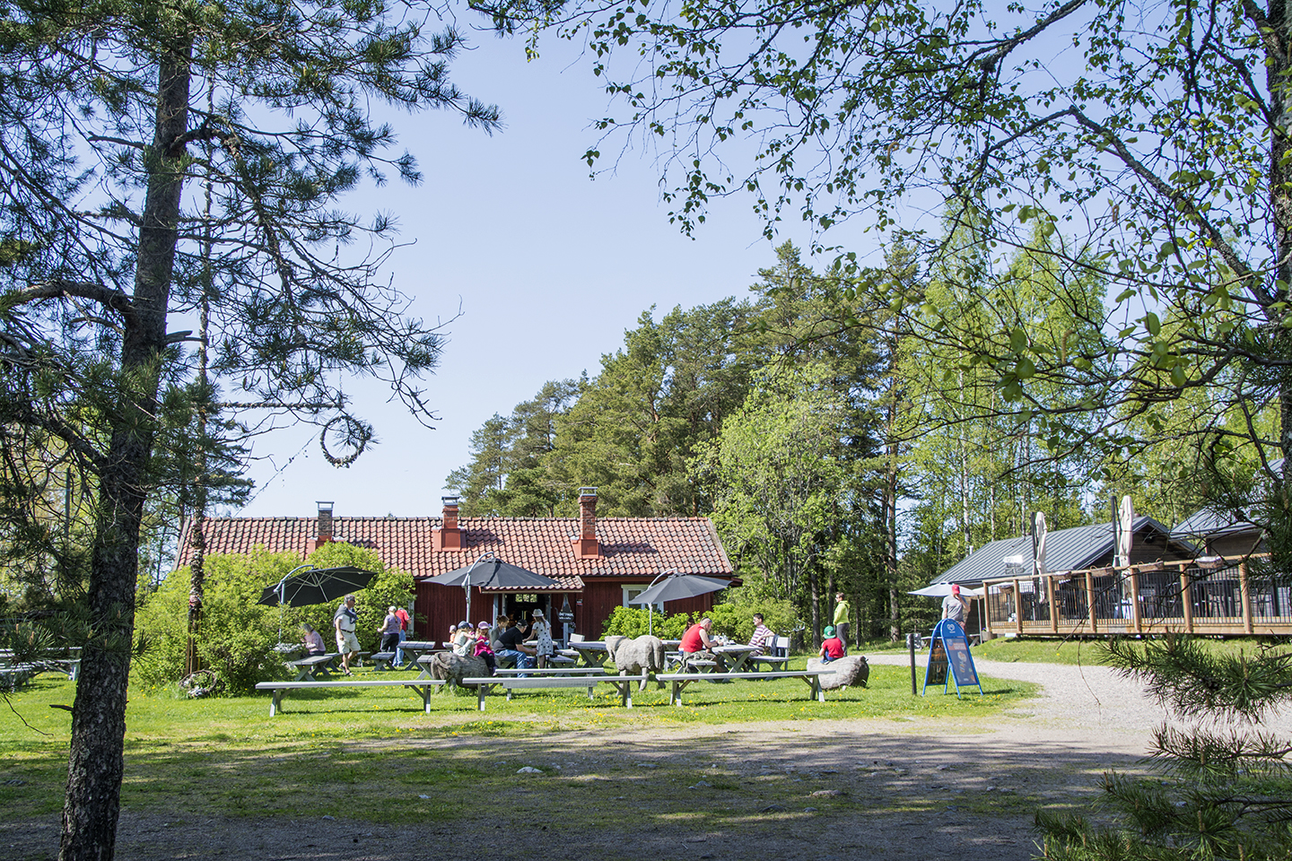 Offentligt utedass vid ett sommarkafé i Sattmark i Pargas