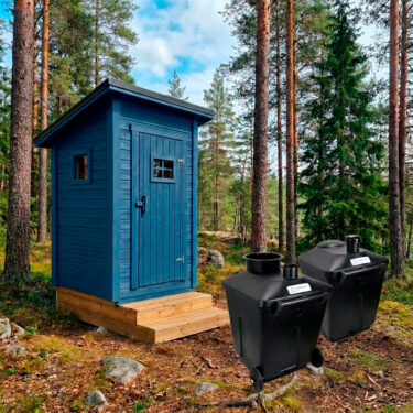 Stor-Jukka dasspaket med modern blå utedassbyggnad och två Green Toilet 330 komposttoalettbehållare i skogsmiljö