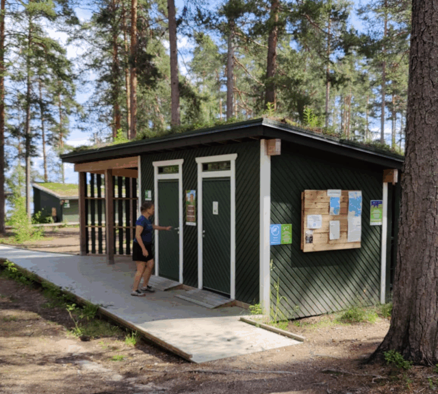 Offentliga utedass vid Sarviniemi friluftsområde i Östra Finland.